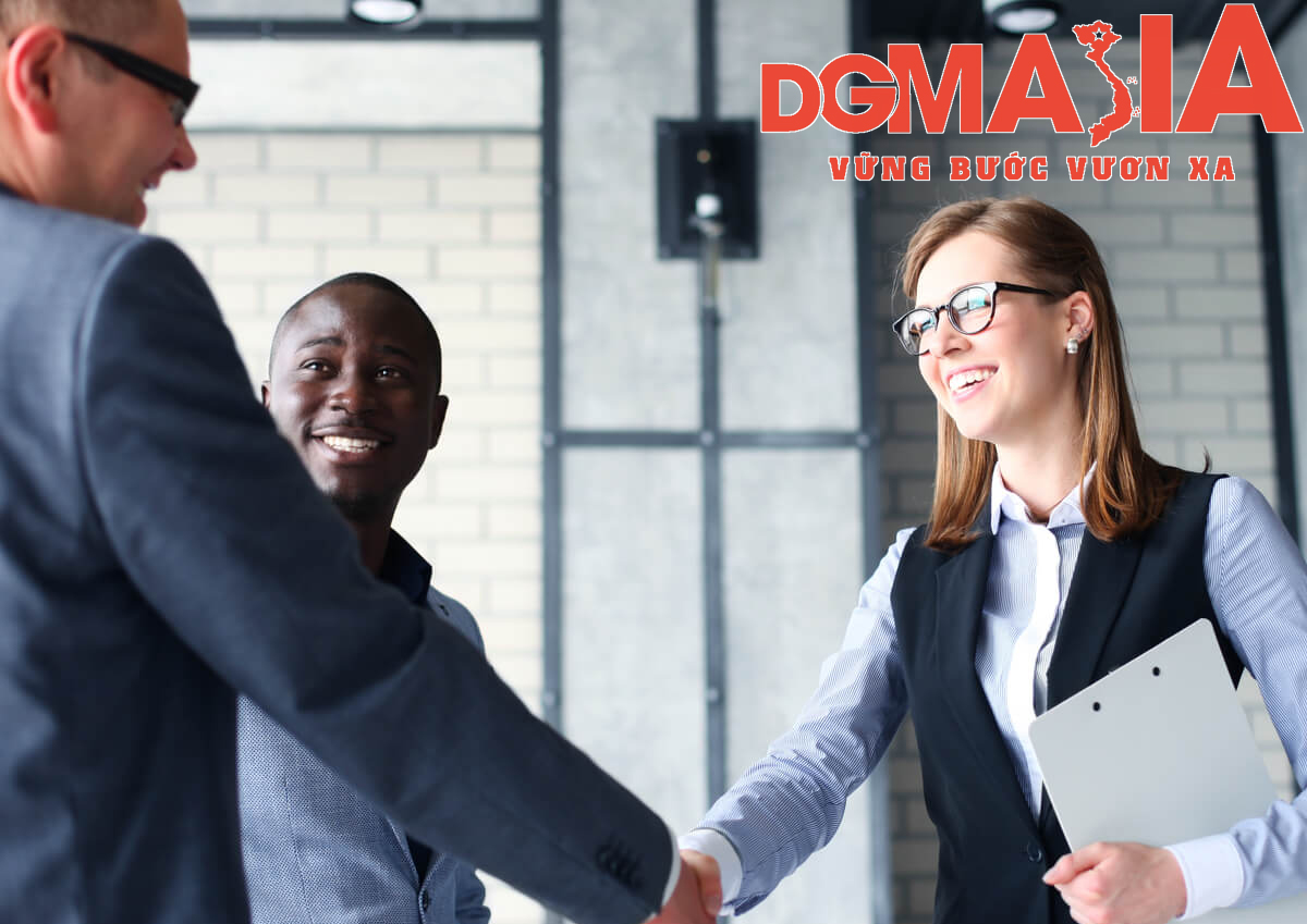Sử dụng kỹ năng giao tiếp một cách khéo léo cũng là một cách hay để nắm bắt và khai thác tâm lý khách hàng