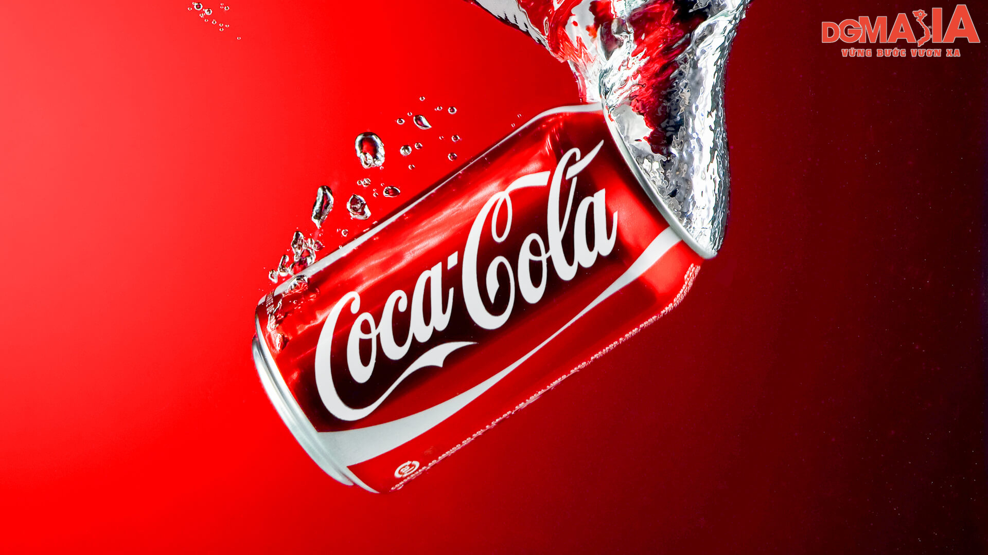 Khi nhắc đến Coca Cola người ta sẽ dễ dàng liên tưởng đến ngay màu đỏ của tuổi trẻ và nhiệt huyết Khi nhắc đến Coca Cola người ta sẽ dễ dàng liên tưởng đến ngay màu đỏ của tuổi trẻ và nhiệt huyết